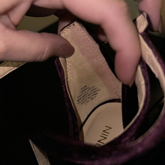 Plum Purple Cross Strap Zipper Velvet Nine West Pumps ~4 Inch Heel Size 8.5 - Picture 6 of 10